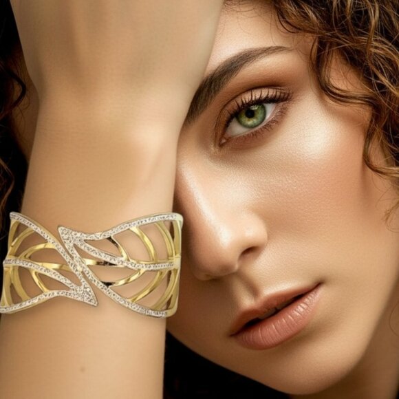 ποΈChunky Goldβ Leaf Cuff Bracelet | 18K Gold Plated Stainless Steel | Sparkling - Picture 3 of 14